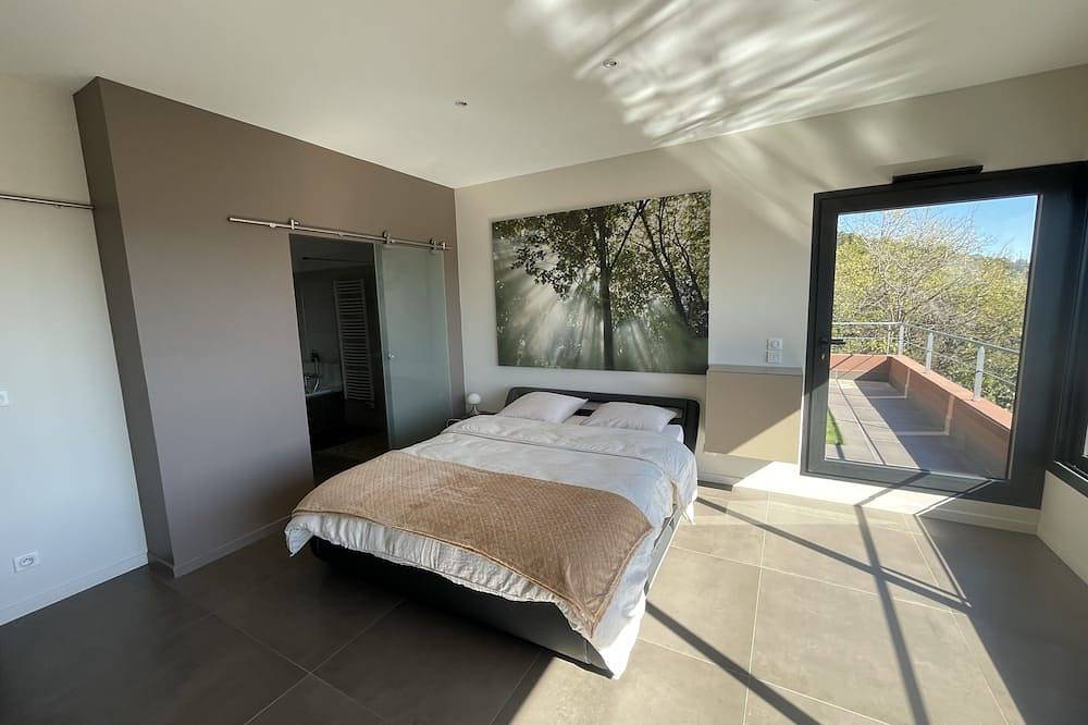 Magnifique Villa Dans les Hauteurs Avec vue Imprenable, Piscine et Jacuzzi in La Farlède, Region de Toulon