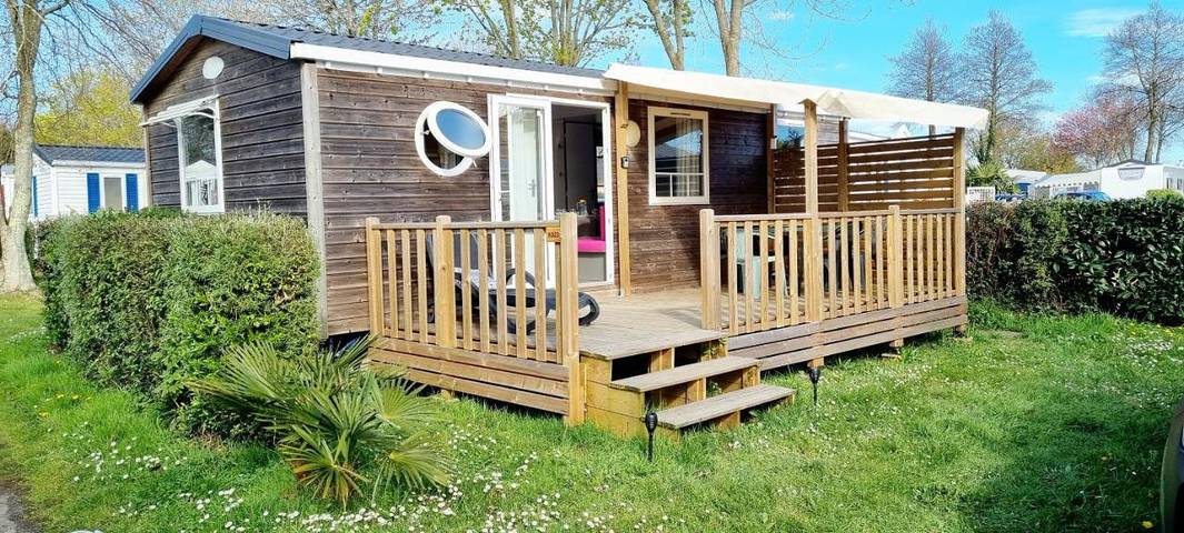 Camping pour 6 personnes, avec jardin et bassin pour enfant ainsi que piscine et jacuzzi