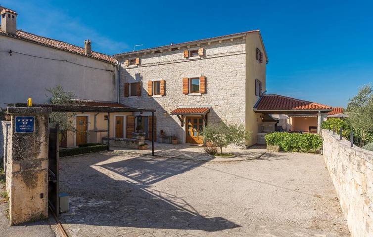 Ferienhaus für 10 Personen, mit Terrasse und Garten sowie Pool und Ausblick