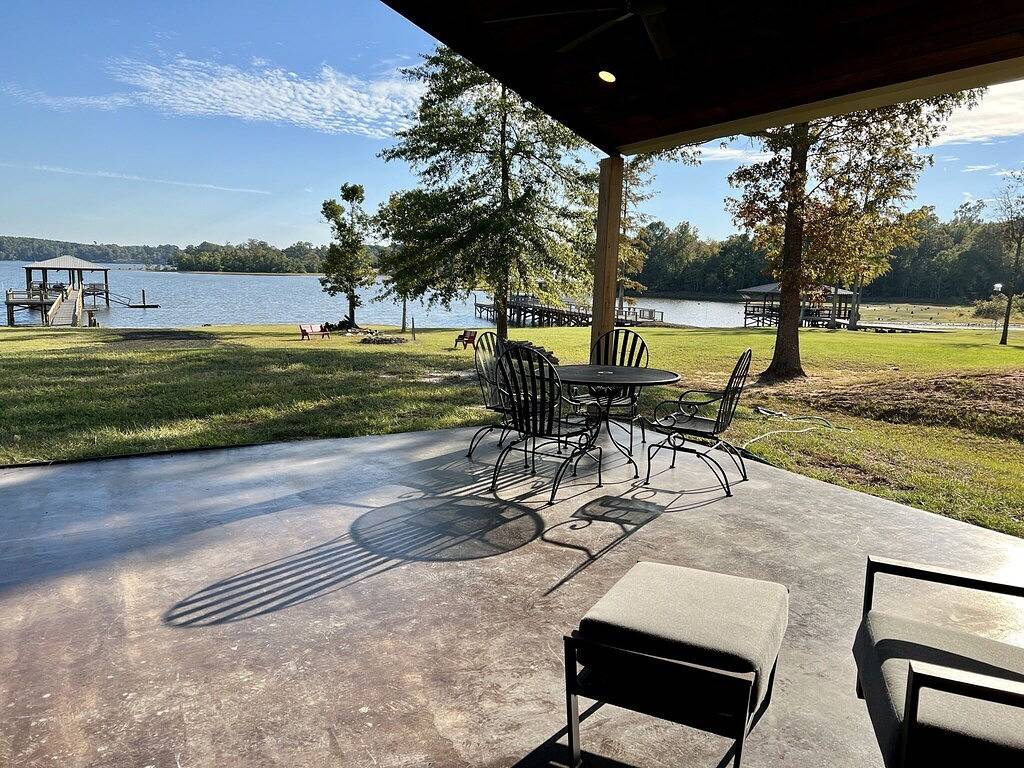 Super clean Waterfront home with private boat launch and fishing pier on site. in Toledo Bend Reservoir