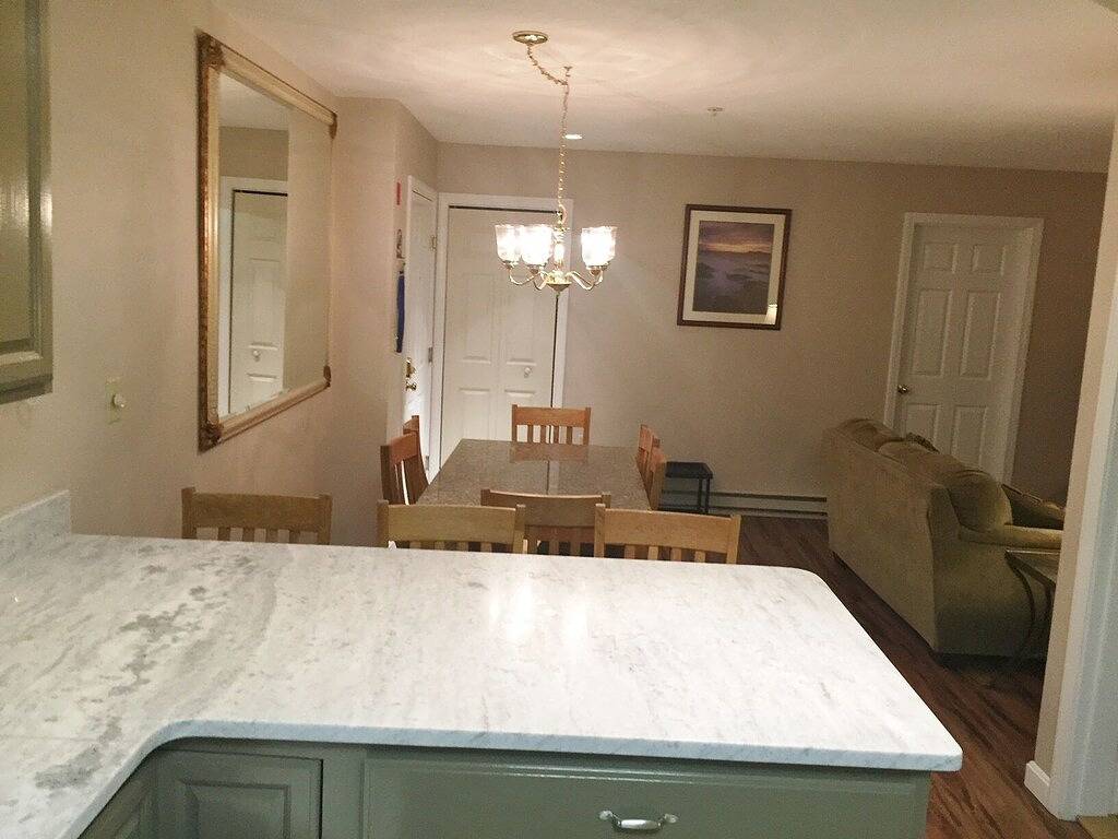 Ganze Wohnung, Gemütliche Loon Inn Condo # 1, König & 2 Königinnen, Highland Games-Free Shuttle-Wifi, Fp, Deck in Lincoln (NH), Franconia Notch