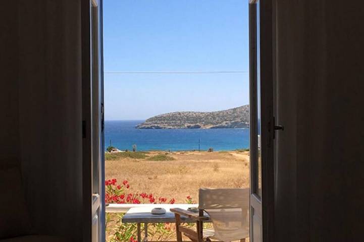 Villa for 4 people, with garden and hot tub as well as balcony in Antiparos