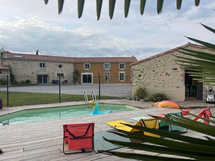 Location de vacances pour 13 personnes, avec piscine et jardin dans Saint-Paul-en-Gâtine
