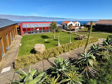 Gîte pour 2 personnes, avec piscine et vue ainsi que sauna et jardin dans Faial