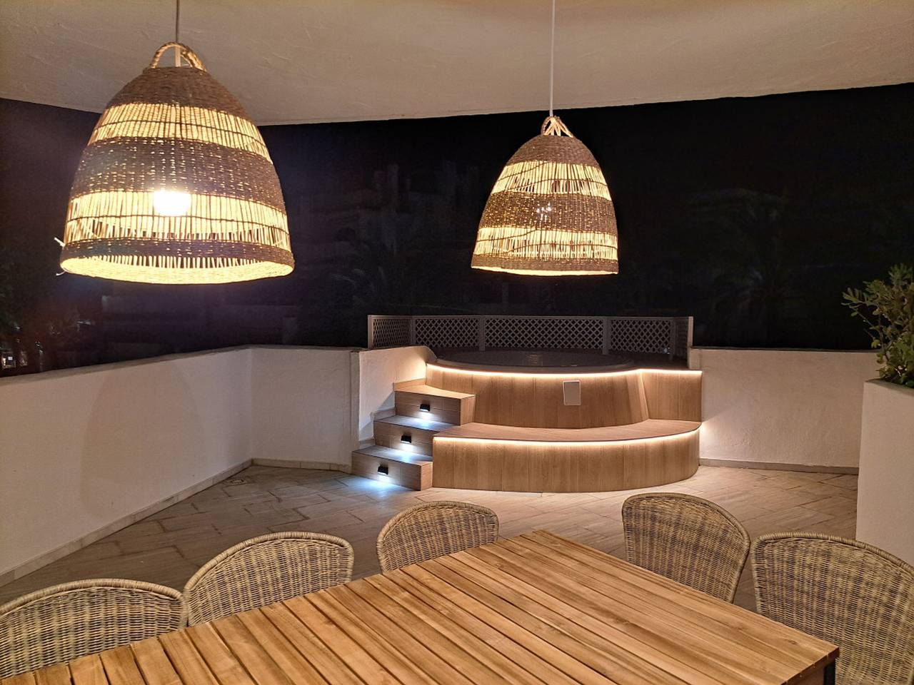 Entire apartment, Enjoy the private jacuzzi and the best Marbella beaches in Marbella East, Marbella