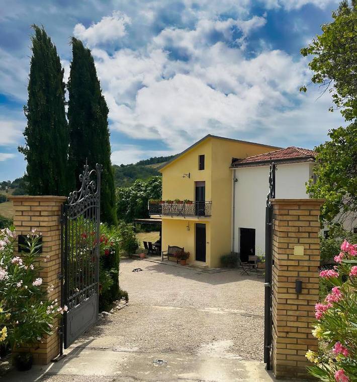 Location de vacances pour 4 personnes, avec jardin ainsi que piscine et vue à Montebello di Bertona - 2