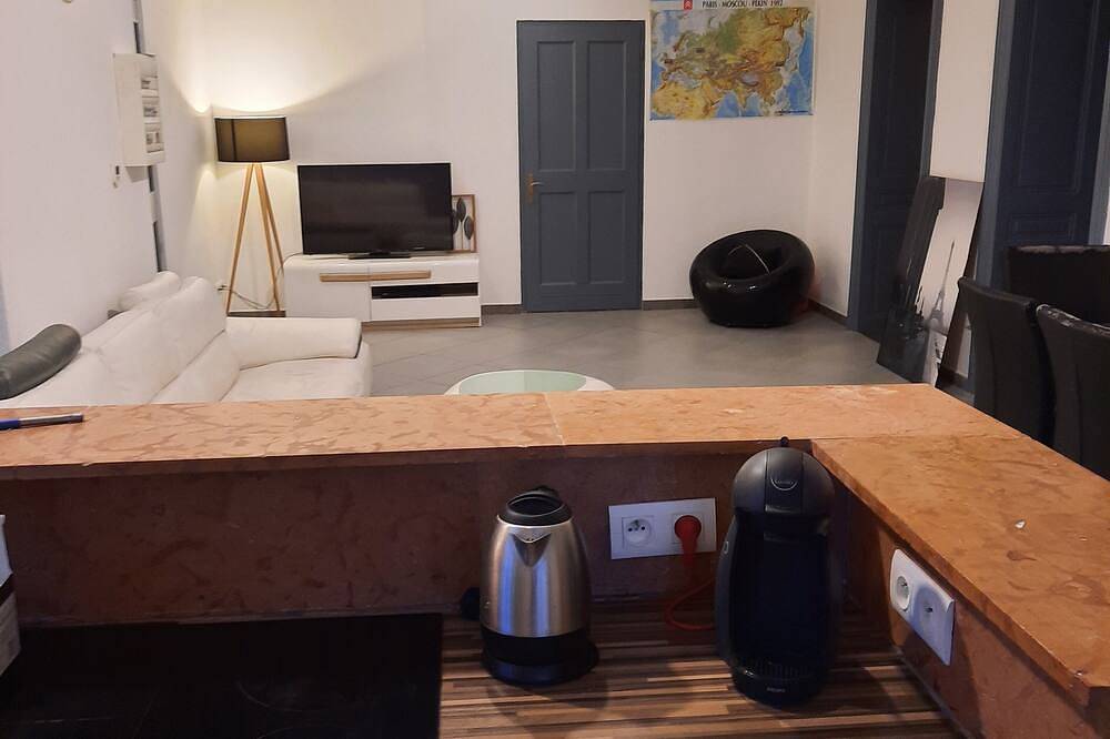 Très spacieux F3 dans un château, calme et verdure. Proche Suisse in Dasle, Doubs