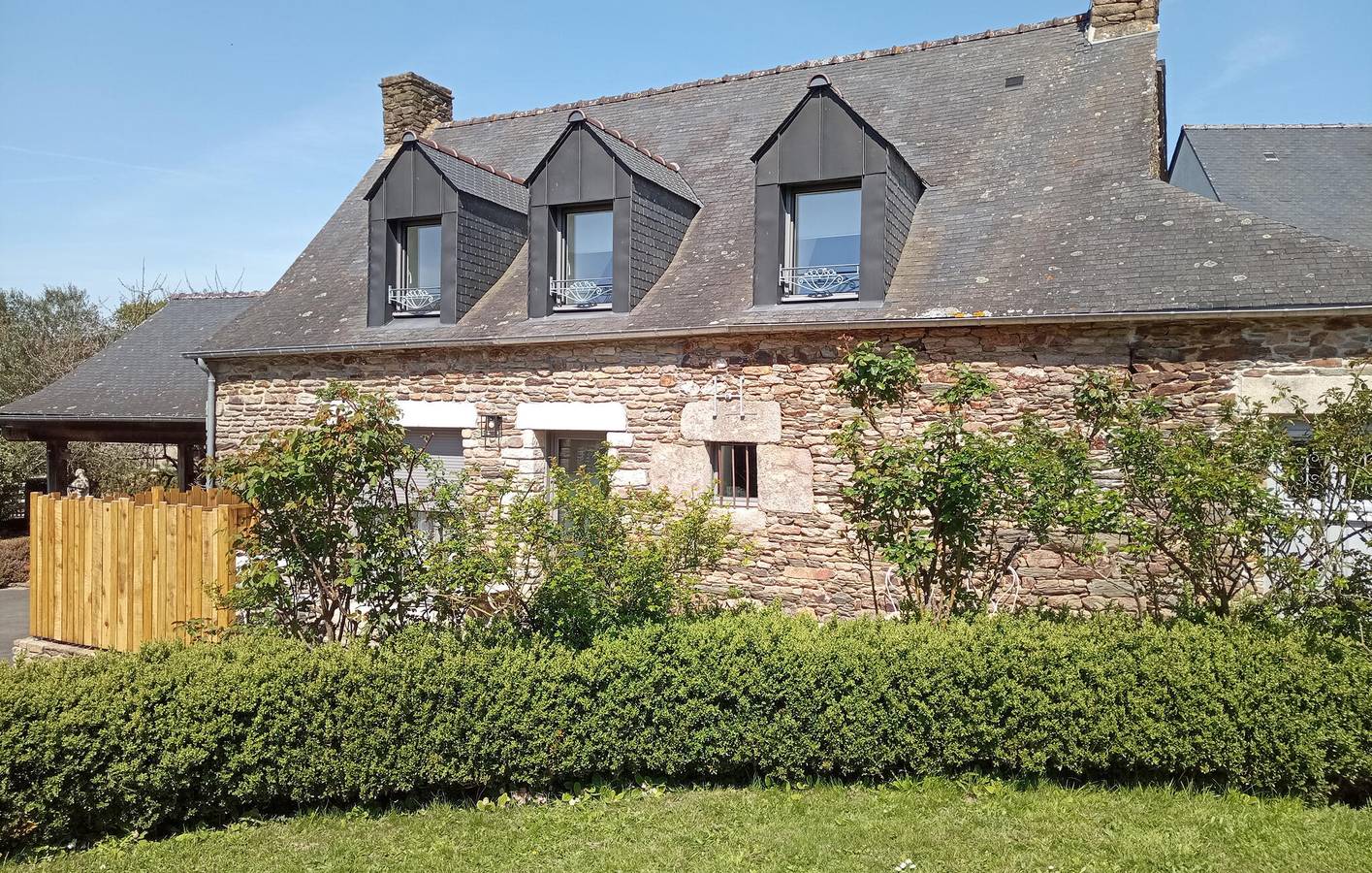 Appartement confortable avec 100m2, TV, jardin et parking in Lanouée, Région de Pontivy