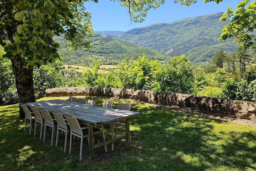 Space and nature near Sisteron in Bevons, Forcalquier region