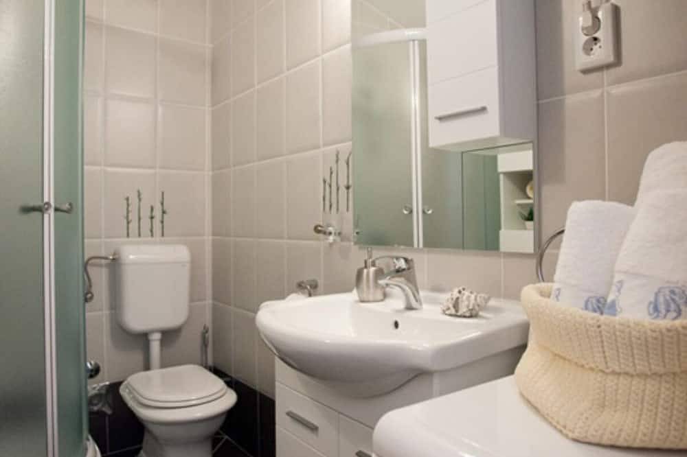 Ganze Wohnung, Nettes Apartment mit Pool und Teilmeerblick in Pisak, Split-Dalmatien