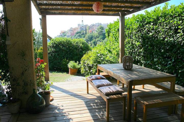 Maison de vacances pour 4 personnes, avec terrasse ainsi que jardin et piscine