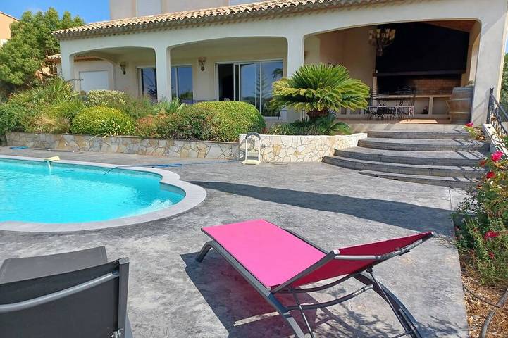 Location de vacances pour 8 personnes, avec jardin et balcon dans Golf de Saint-Thomas