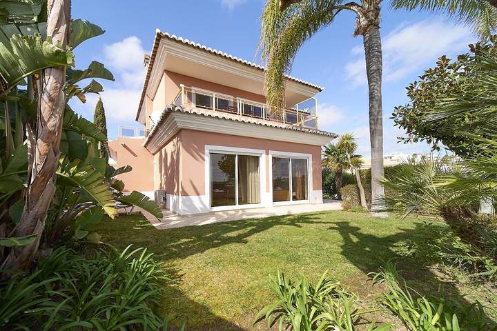 Villa para 12 pessoas, com varanda e jardim e ainda piscina em São Sebastião