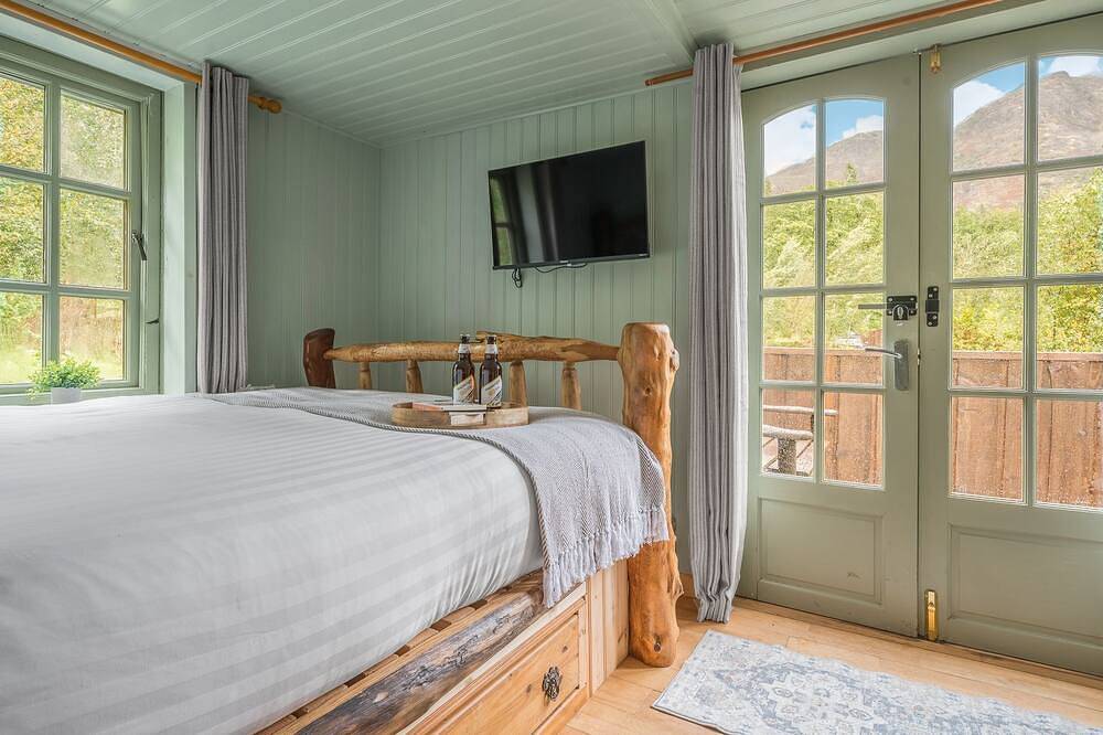 Entire apartment, Juniper Lodge, Shepherd's Hut  for 2 in the Lake District with exclusive hot tub in Lake District