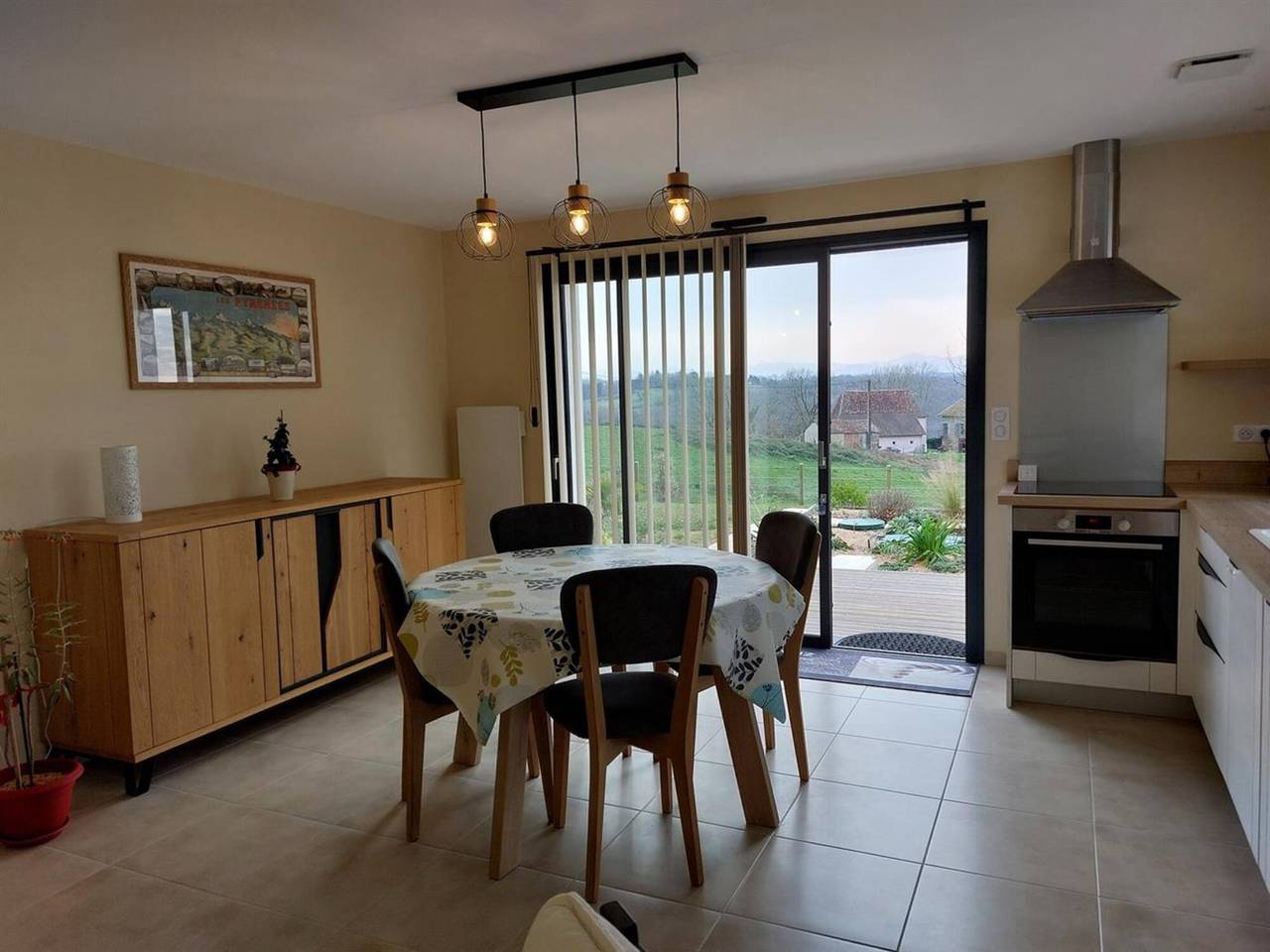 Appartement entier, Appartement 'Pyrenea' avec vue sur la montagne, terrasse privée et Wi-Fi in Salies-de-Béarn, Béarn