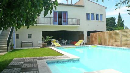 Gîte pour 7 personnes, avec terrasse ainsi que piscine et jardin à Talairan