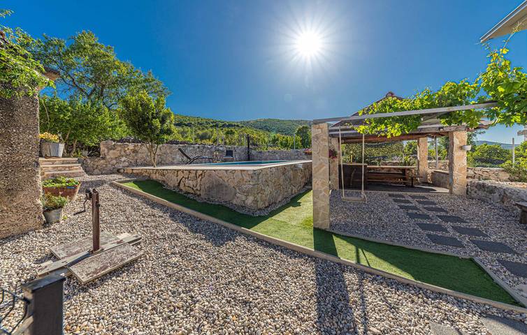 Geräumige 2-Zimmer-Wohnung mit Pool, Terrasse und Parkplatz – kostenloses WLAN! in Dalmatinisches Zagora