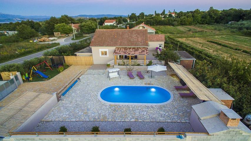 Vacation rental for 7 people, with pool and yard, with pets in Zadar