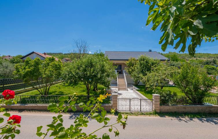 Ferienhaus für 8 Personen, mit Terrasse und Pool - 1