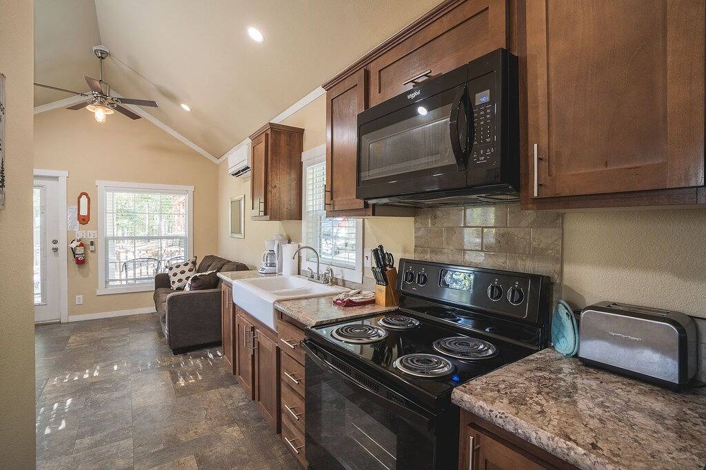 Dogwood Cottage at Safe Harbor Brady Mountain on Lake Ouachita! in Lake Ouachita