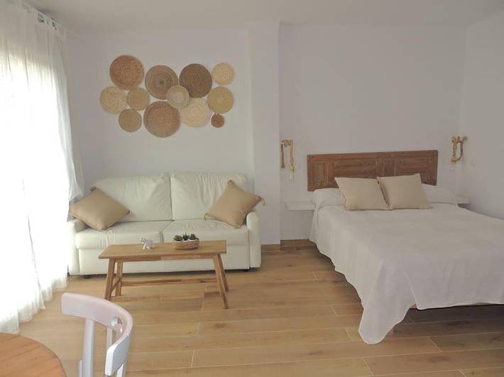 Apartamento para 3 personas, con Balcón y Terraza además de Jardín y Vistas al lago en La Savina