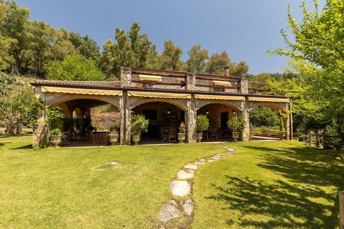 Country House 'Finca La Lobera' with Pool, Mountain Views, Wi-Fi & A/C in Candeleda, Valle del Tiétar