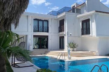 Villa für 14 Personen, mit Garten und Balkon sowie Whirlpool, mit Haustier in der Türkei