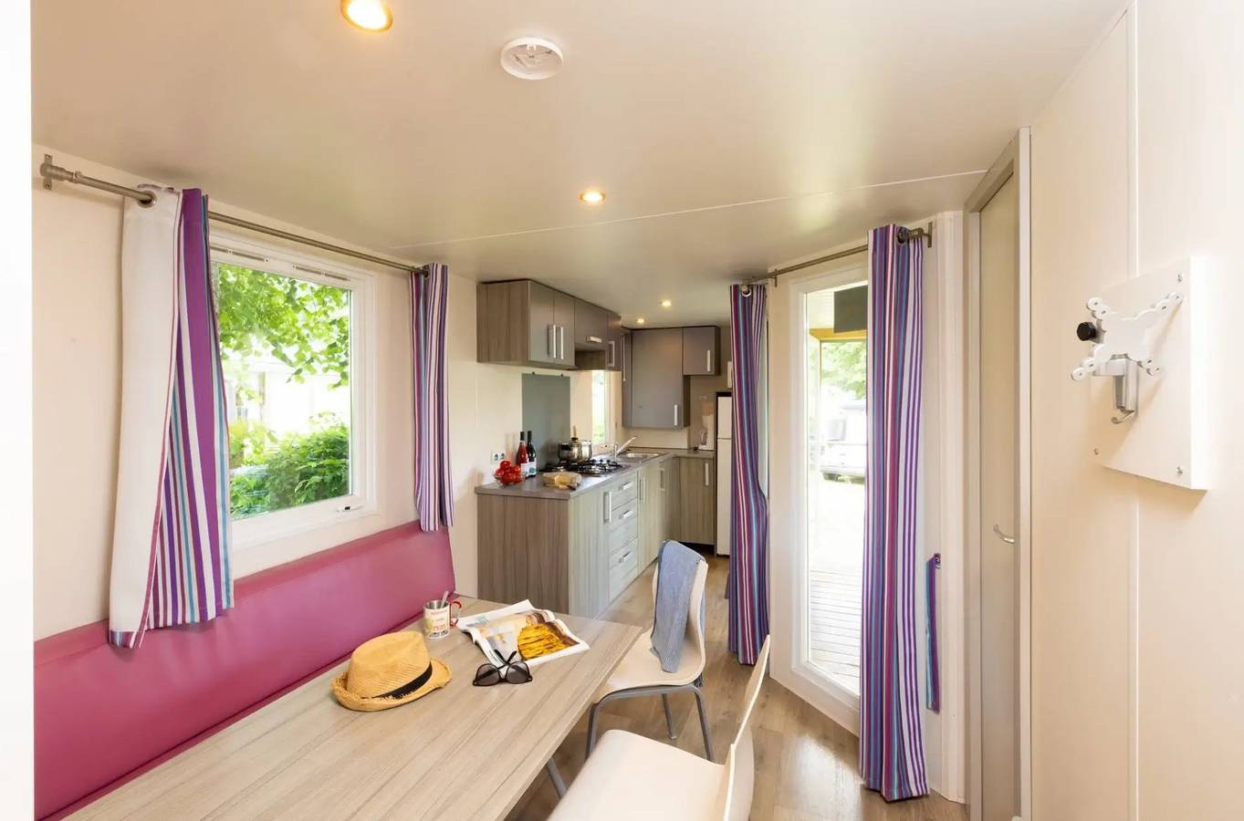 Zecamping 4 étoiles espace aquatique mobil-home 6 pers in Murol, Regionaler Naturpark Volcans d'Auvergne