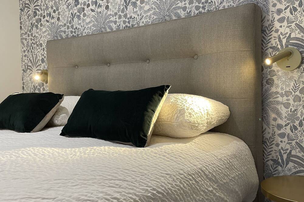 Ganze Wohnung, Apartment-Ensuite mit Dusche-Blick auf das Wahrzeichen in Villefranche-de-Rouergue, Aveyron