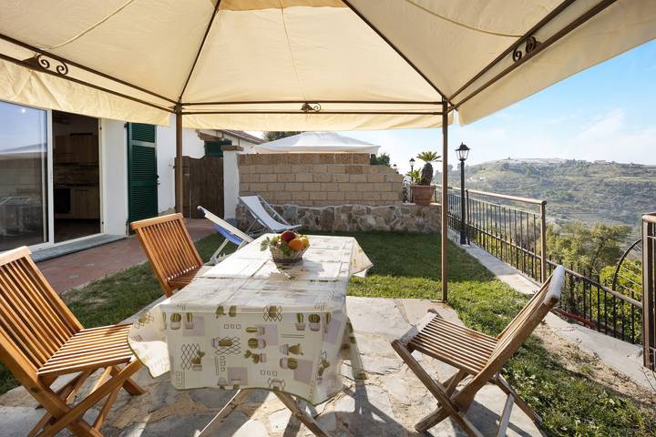 Vakantiehuis 'Timo' met zeezicht, gedeeld zwembad & A/C in Pompeiana, Riviera di Ponente