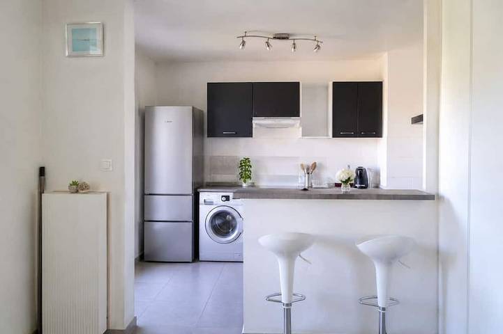 Appartement entier, Perle Lumineuse T2 Centre ville Confort balcon in Saint-Priest, Lyon et ses environs