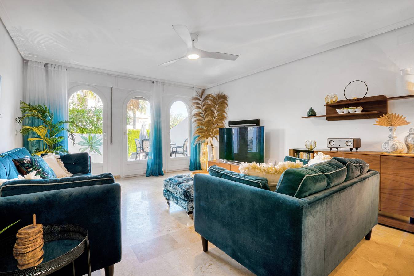 Apartamento entero, Apartamento vacacional 'Alba' cerca de la playa con piscina compartida, terraza y Wi-Fi in Avenida de Augusta, Jávea