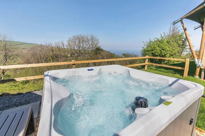 Camping for 4 people, with hot tub in Exmoor