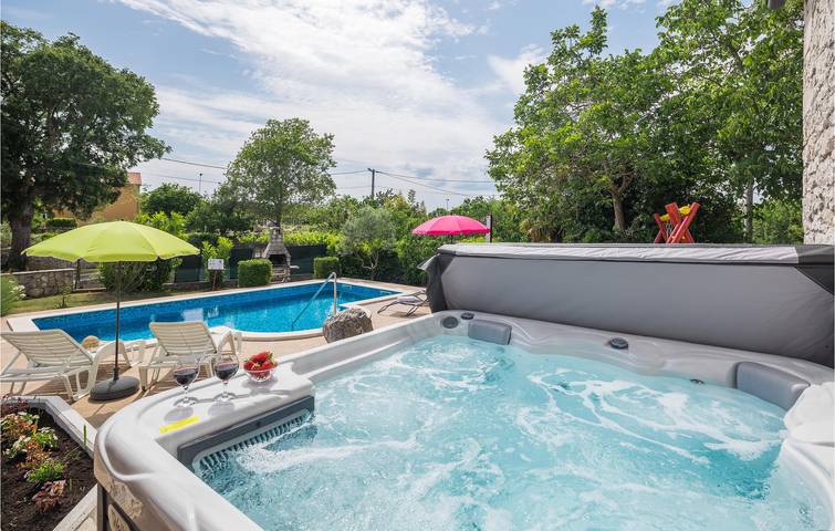 Charming 2BR Apartment with Pool & Terrace Near Agroturizam, 600m to Restaurant in Eastcoast Istria