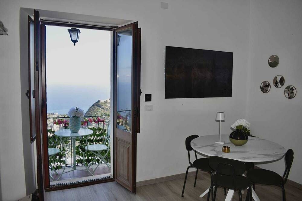 Appartamento intero, Casetta panoramica a 100 mt dalla piazza principale vista Taormina e Calabria in Castelmola, Provincia di Messina