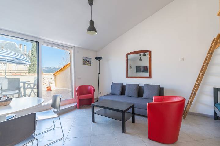 Entire apartment, Spacious 50 m² Air-Conditioned Apartment – 3 Rooms Including Mezzanine – n5 in Charleval, Aix-en-Provence region