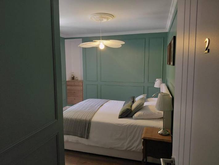 Location de vacances pour 2 personnes, avec Terrasse et Jardin ainsi que Piscine et Vue à Saint-Nicolas-du-Pélem