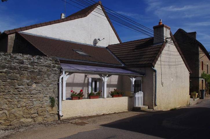 Location de vacances pour 8 personnes, avec vue et terrasse à Saint-Sernin-du-Plain - 2