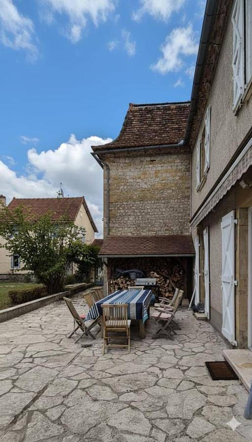 Location de vacances pour 12 personnes, avec terrasse ainsi que jardin et piscine à Bretenoux - 2