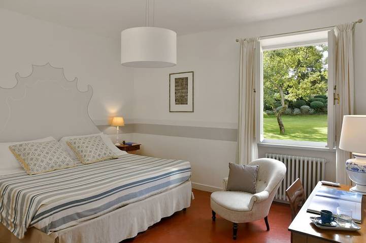 Haus mit 6 Schlafzimmern, 5 Badezimmern, 5 Minuten zu Fuß durch einen privaten Hain zum Strand in Marina di Bibbona, Bibbona