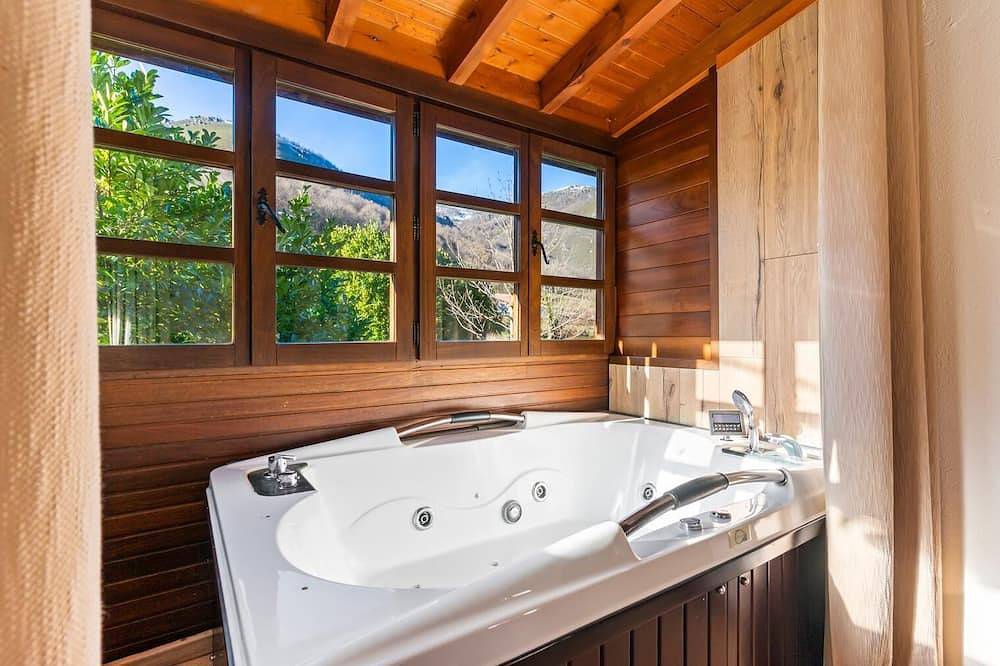 Casa de cuatro o cinco plazas con jacuzzi dentro del dormitorio de matrimonio in Quirós, Cordillera Cantábrica