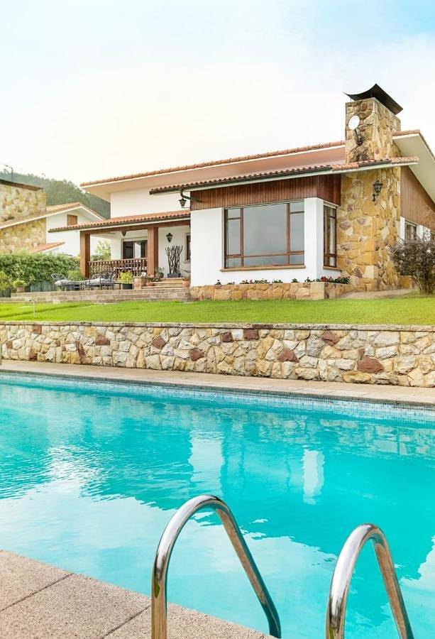 Chalet para 6 personas, con Balcón y Terraza además de Jardín y Piscina en Comarca de la Sidra