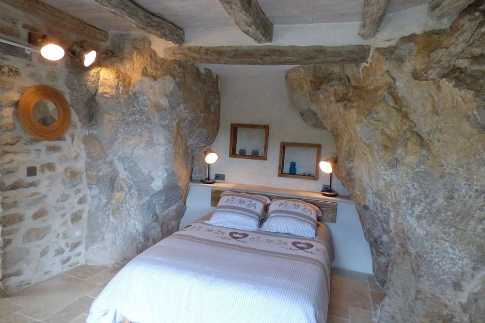 Beautiful detached Quercy house facing the beach at Saint Cirq Lapopie in Tour-de-Faure, Massif Central