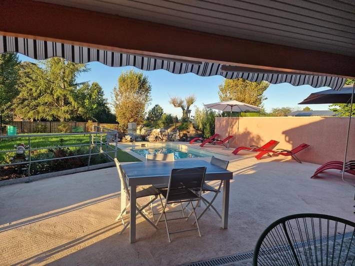 Location de vacances pour 6 personnes, avec piscine ainsi que vue et jardin à Pomport - 4