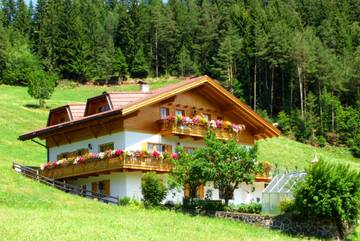 Gîte pour 4 personnes, avec jardin à Funes