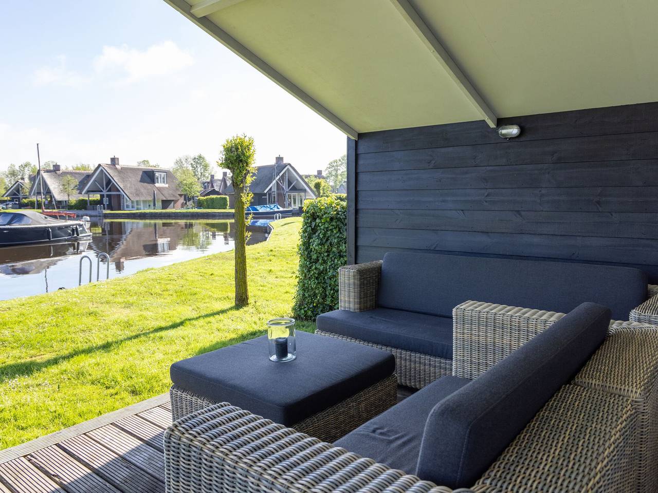 Modern stuga nära sjön Sneek in Friesland