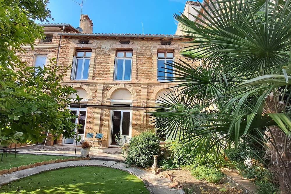 Charmant Gite aux Beaux Volumes, Jardin Privé, Idéal en Familles in Beaumont-de-Lomagne, Tarn-et-Garonne