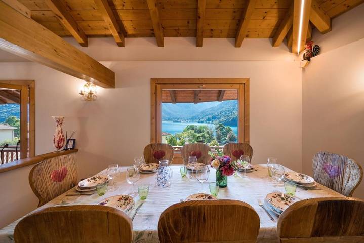 Ferienwohnung für 8 Personen, mit Balkon und Garten sowie Seeblick und Ausblick in Mezzolago
