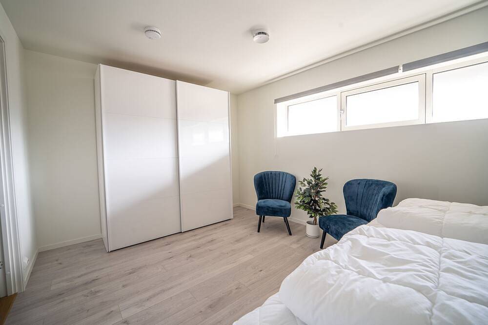 Neues Ferienhaus am Meer mit Glasfront, Kamin & Boot. Haustierfreundlich in Vestbygd, Farsund
