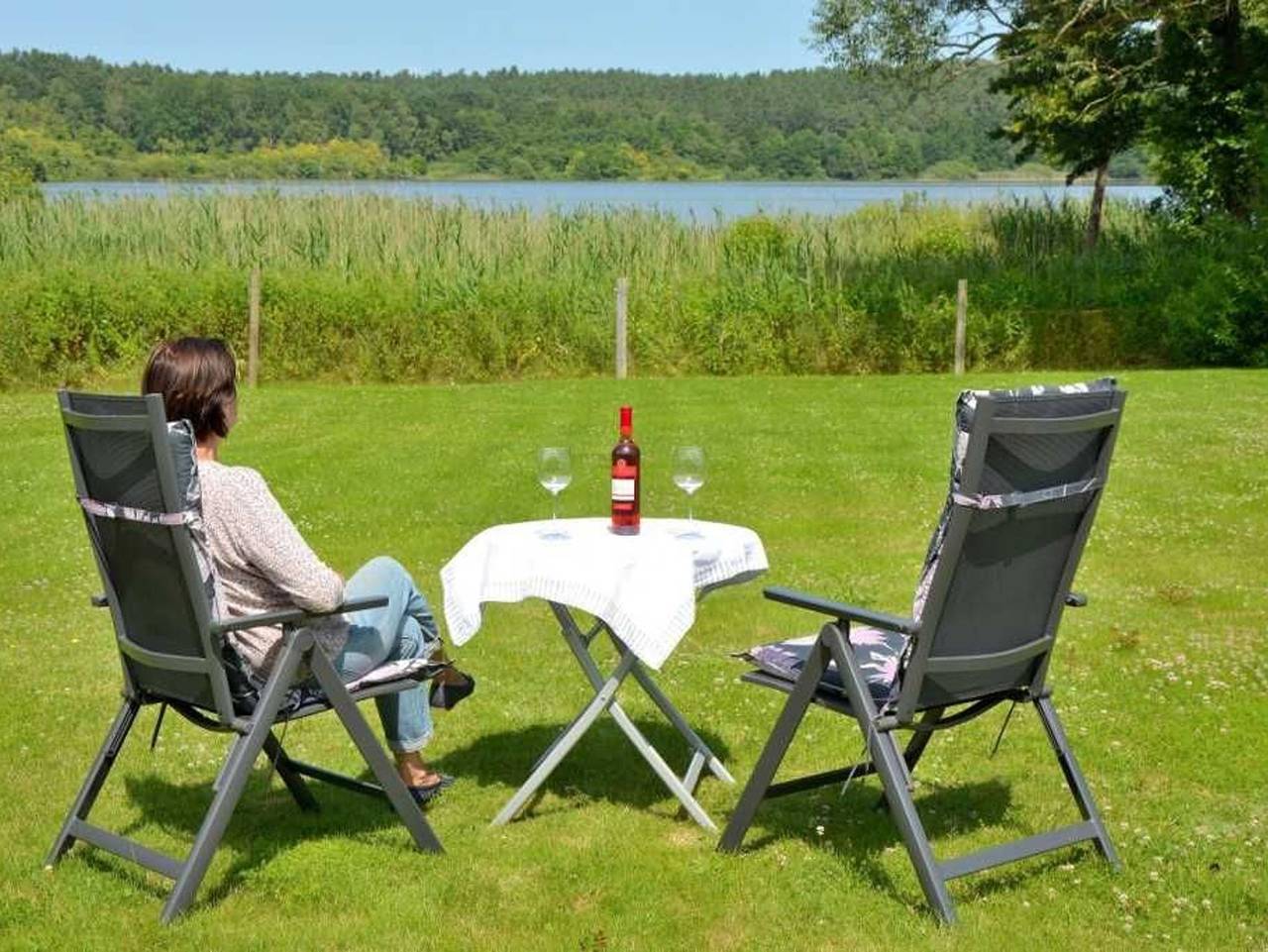 Ganze Ferienwohnung, Ferienhaus am See auf großem Grundstück, Kaminofen in Krakow am See, Naturpark Nossentiner/Schwinzer Heide